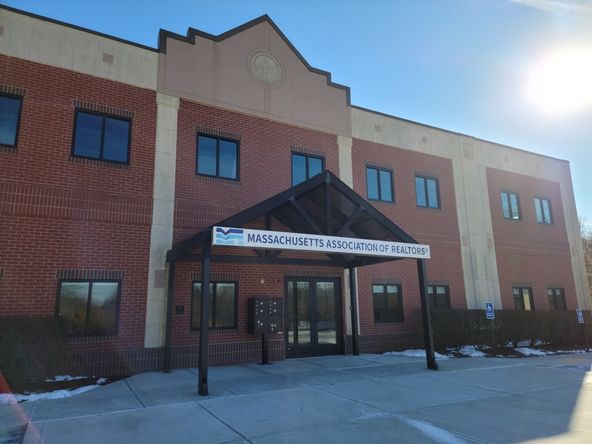 Route 1 Office Building: 18 Washington St, Foxboro, MA 02035